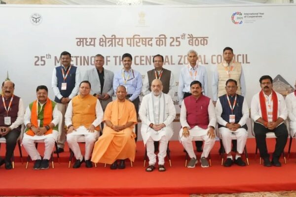 Varanasi: मुख्यमंत्री धामी ने वाराणसी में उठाए उत्तराखण्ड के सीमावर्ती विकास और सहयोग के मुद्दे
