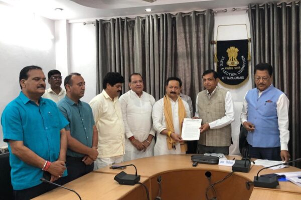 Dehradun: उत्तराखंड कांग्रेस ने निर्वाचन आयोग को सौंपा ज्ञापन, पंचायत चुनावों में धांधली के आरोप