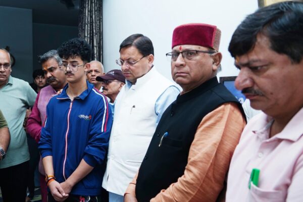 Dehradun: मुख्यमंत्री पुष्कर सिंह धामी वरिष्ठ पत्रकार विकास धूलिया के आवास पहुँचे, निधन पर व्यक्त किया शोक