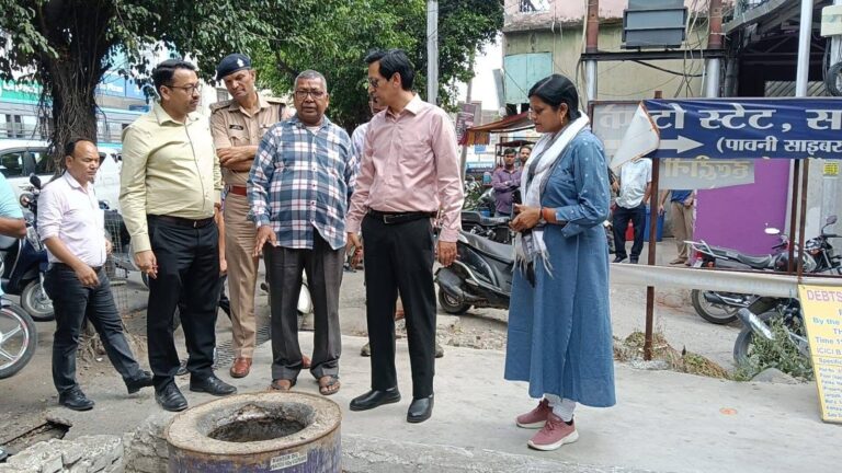 Haldwani: कुमाऊं कमिश्नर दीपक रावत ने हल्द्वानी में बेसमेंट पार्किंग और सफाई व्यवस्था का किया निरीक्षण