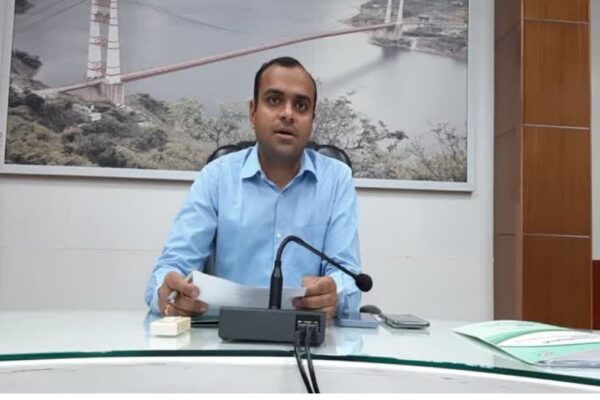 Dehradun: कर्मेंद्र सिंह निलंबित, मयूर दीक्षित बने हरिद्वार के नए जिलाधिकारी