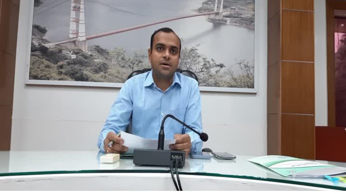 Dehradun: कर्मेंद्र सिंह निलंबित, मयूर दीक्षित बने हरिद्वार के नए जिलाधिकारी