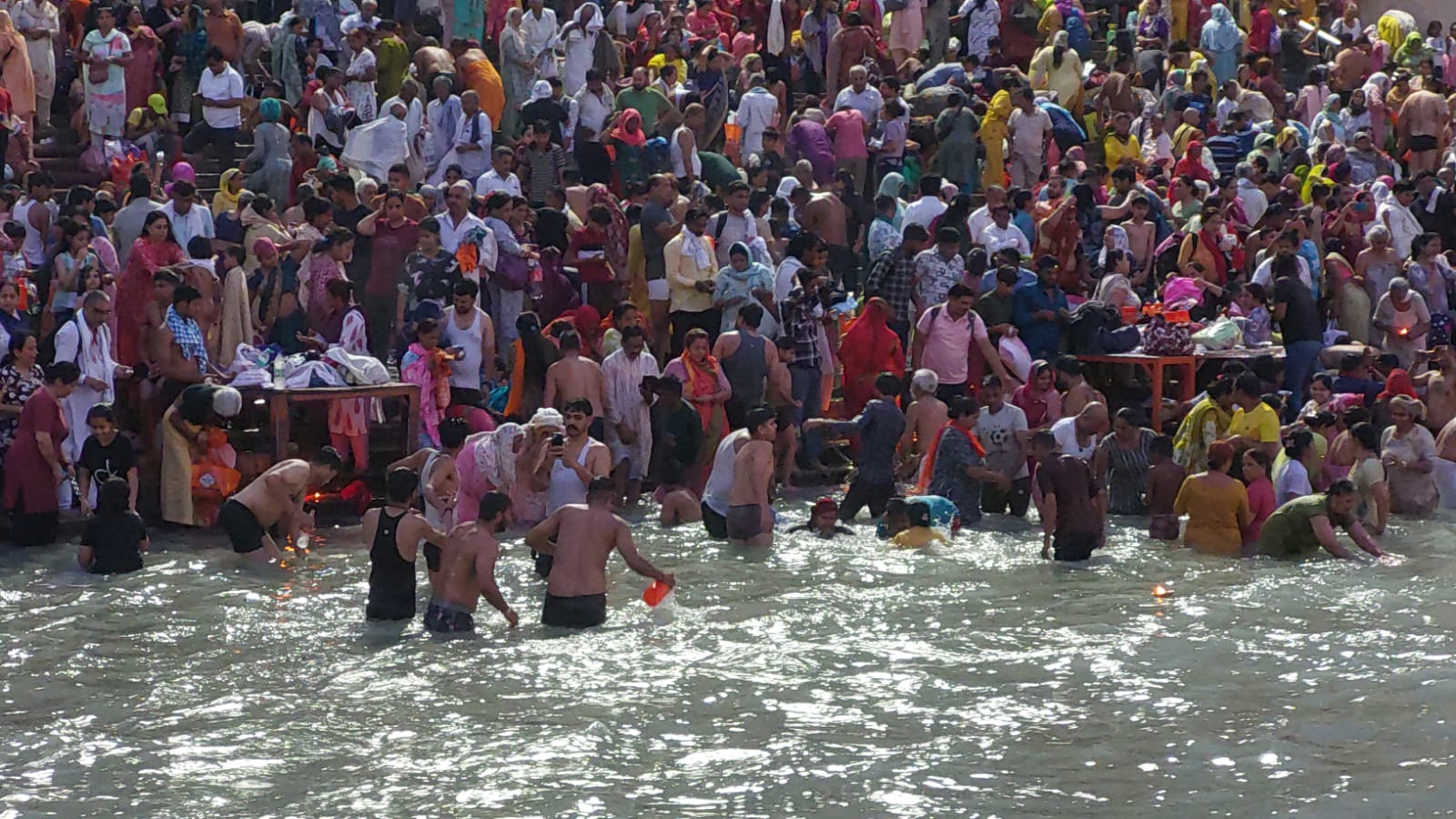 Haridwar: हरिद्वार में गंगा दशहरा स्नान पर उमड़ा आस्था का सैलाब गंगा अवतरण दिवस पर हर की पैड़ी और घाटों पर जुटे लाखों श्रद्धालु