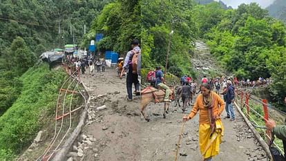 Rudraprayag: गौरीकुंड-केदारनाथ मार्ग पर भूस्खलन: दो यात्रियों की मौत, तीन घायल