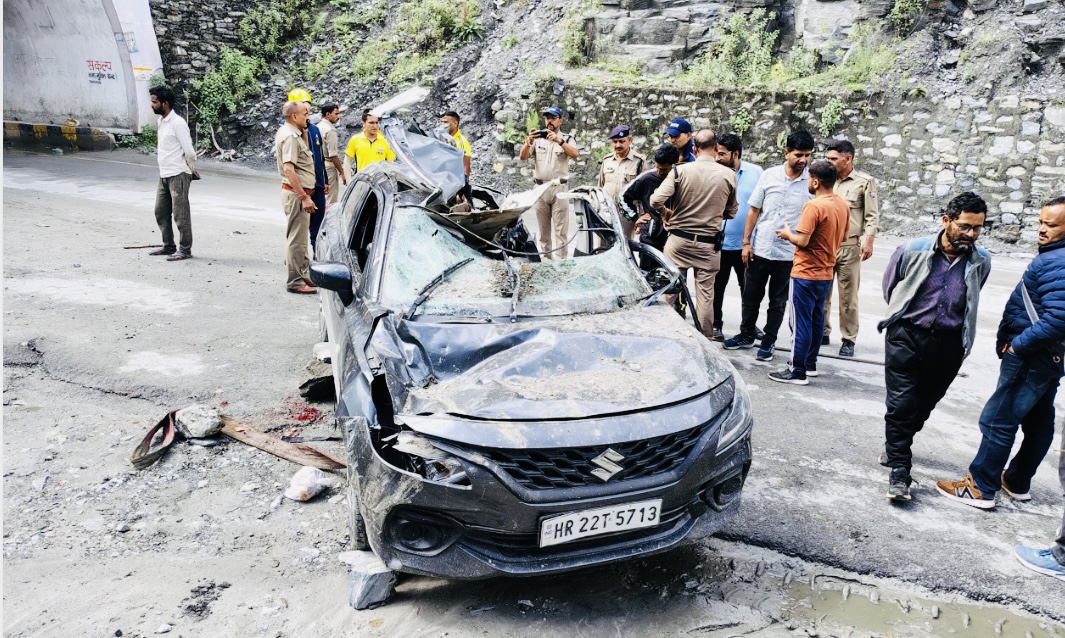 Joshimath: जोशीमठ में पहाड़ी से गिरे पत्थरों ने कार को कुचला, महिला की मौत, दो घायल