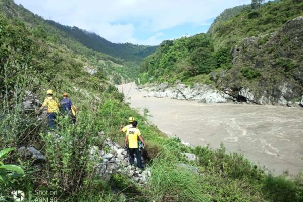 Rudraprayag: रुद्रप्रयाग में टेंपो ट्रैवलर खाई में गिरा दो की मौत, आठ घायल