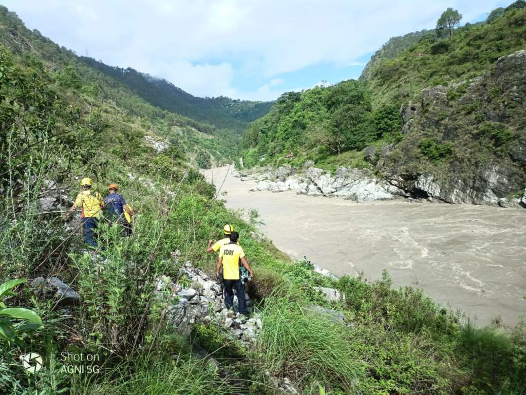 Rudraprayag: रुद्रप्रयाग में टेंपो ट्रैवलर खाई में गिरा दो की मौत, आठ घायल