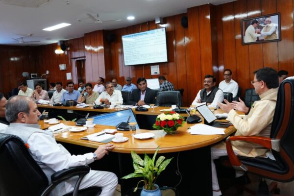 Dehradun: सीएम धामी ने हर जनपद में युवाओं को प्रशिक्षण और रोजगार से जोड़ने के दिए निर्देश