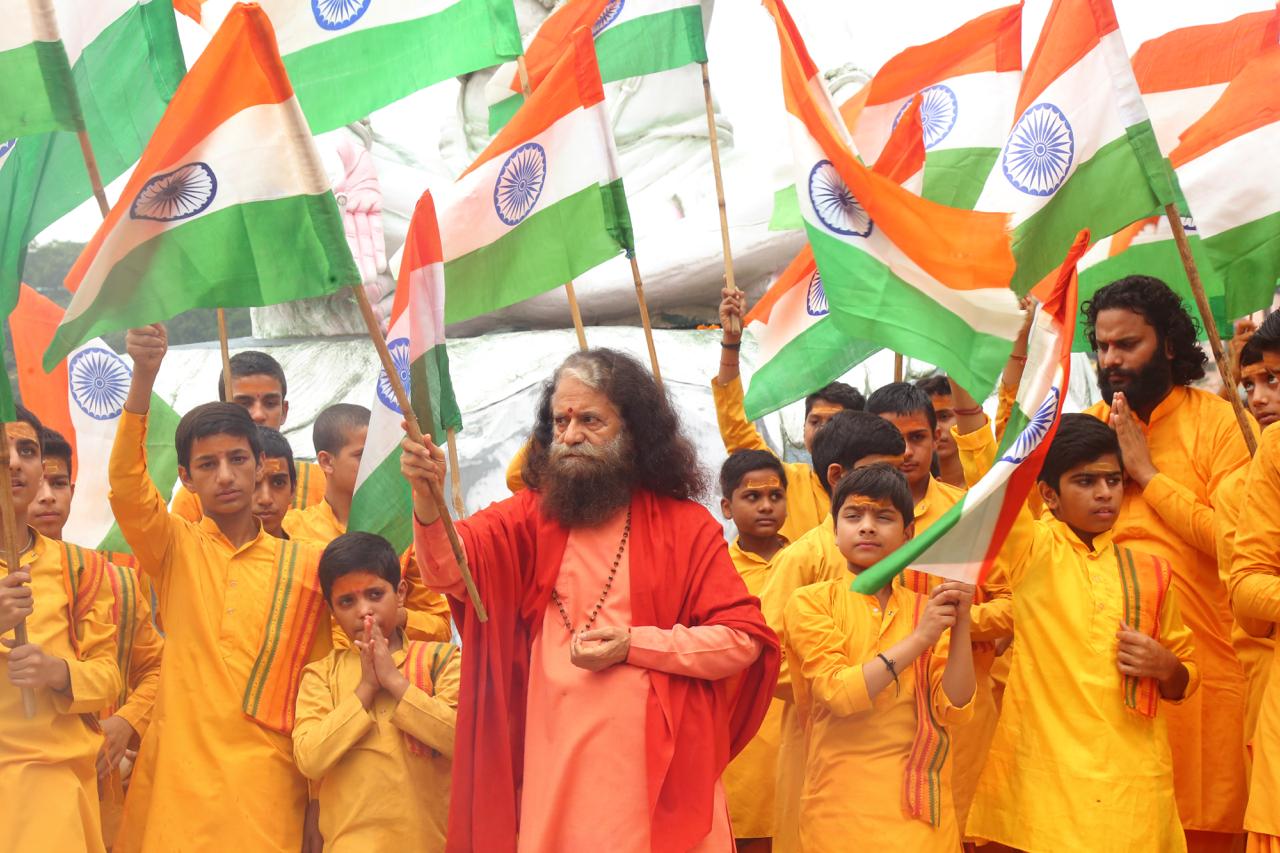 Rishikesh: तिरंगे के प्रति श्रद्धा और राष्ट्रीय चेतना का प्रतीक बना परमार्थ निकेतन का ध्वज दिवस समारोह