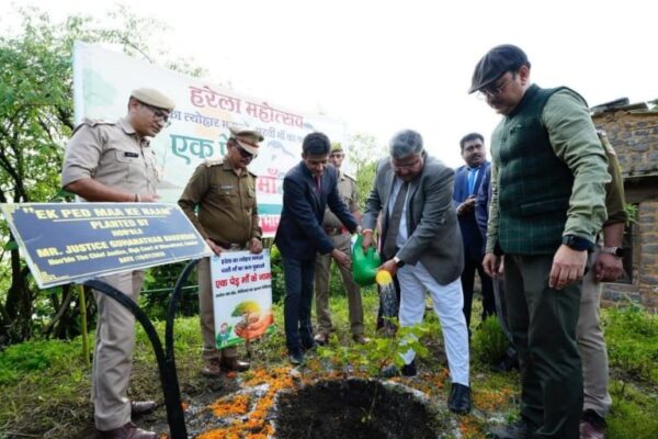 Nainital: हनुमानगढ़ी में हरेला पर्व पर मुख्य न्यायाधीश जी. नरेंद्र ने किया पौधारोपण, ‘एक पेड़ मां के नाम’ थीम रही विशेष आकर्षण