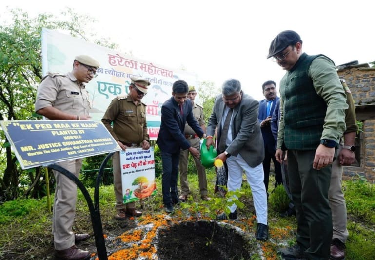 Nainital: हनुमानगढ़ी में हरेला पर्व पर मुख्य न्यायाधीश जी. नरेंद्र ने किया पौधारोपण, ‘एक पेड़ मां के नाम’ थीम रही विशेष आकर्षण