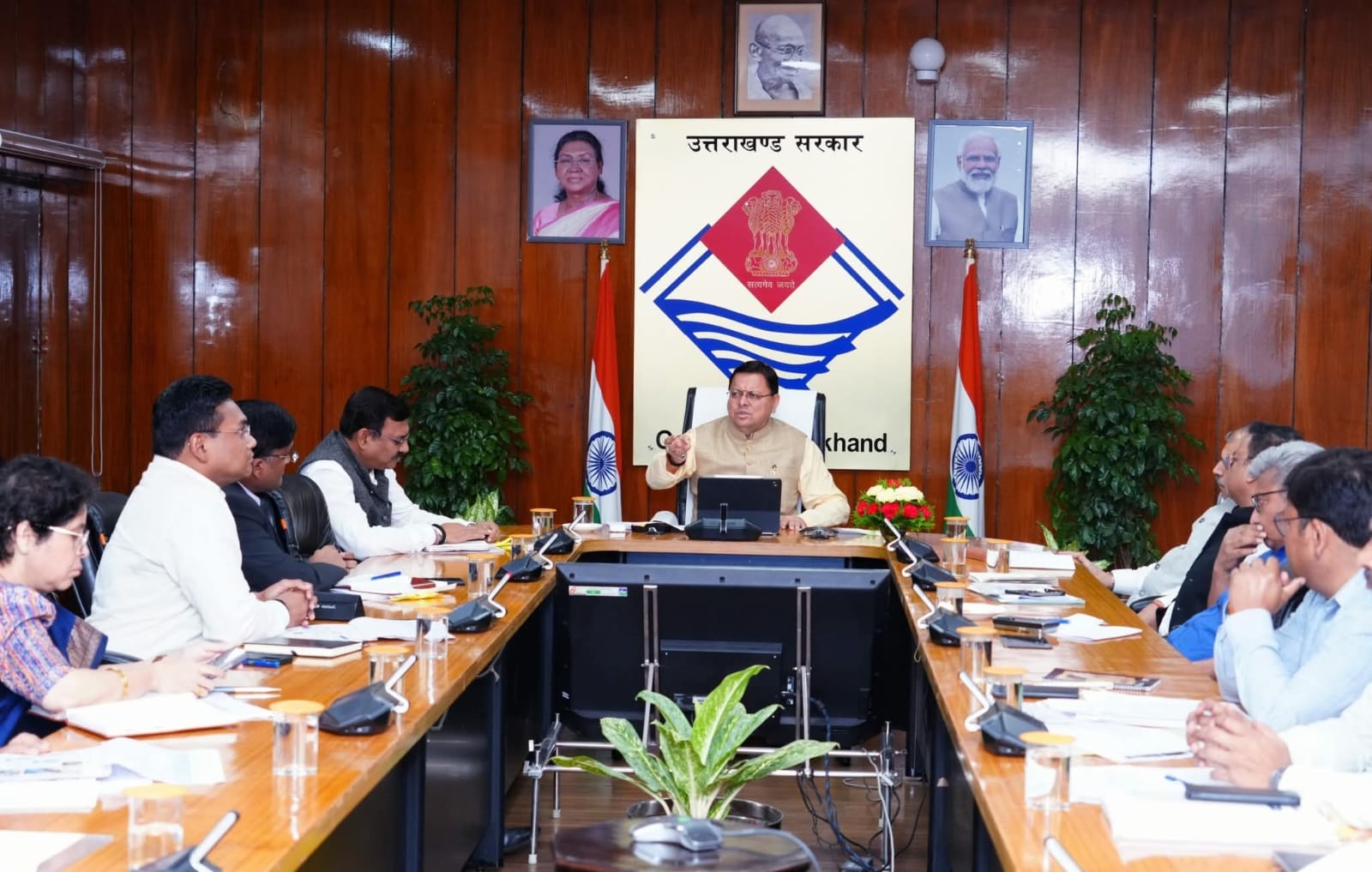 Dehradun: उत्तराखंड में स्वास्थ्य सुविधाओं के उन्नयन को लेकर मुख्यमंत्री धामी सख्त, टेलीमेडिसिन और योग नीति पर दिए निर्देश