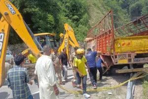 Uttarakhand: ऋषिकेश-गंगोत्री हाईवे पर कांवड़ यात्रियों से भरा ट्रक पलटा, तीन की मौत, 14 घायल