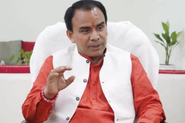 Dehradun: धामी सरकार का बॉण्डधारी चिकित्सकों पर बड़ा एक्शन, 234 होंगे बर्खास्त, मेडिकल कॉलेज करेंगे वसूली