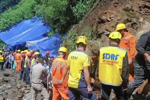 Rudraprayag: गौरीकुंड के पास भूस्खलन से केदारनाथ यात्रा बाधित, हजारों तीर्थ यात्री फंसे