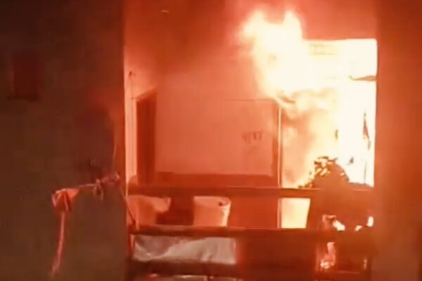 Noida: नोएडा की चार मंजिला इमारत में भीषण आग, 100 लोग छत पर फंसे, सभी सुरक्षित रेस्क्यू