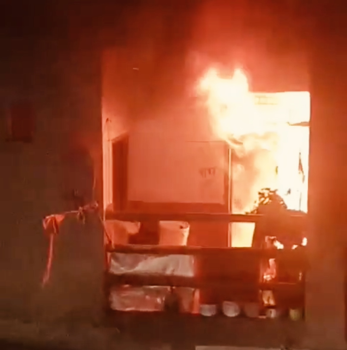 Noida: नोएडा की चार मंजिला इमारत में भीषण आग, 100 लोग छत पर फंसे, सभी सुरक्षित रेस्क्यू