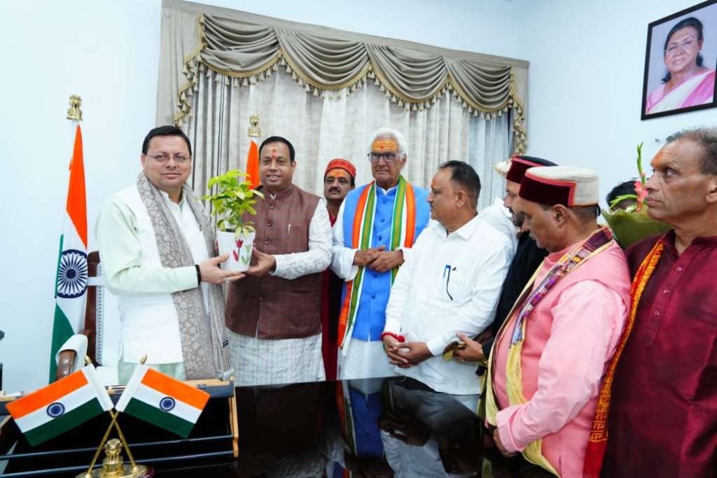 Dehradun: चारधाम यात्रा की सफल व्यवस्थाओं पर समिति अध्यक्ष हेमंत द्विवेदी ने मुख्यमंत्री धामी को दिया धन्यवाद