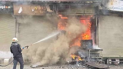 Mussoorie: मसूरी माल रोड पर दुकान में लगी आग, तीन दुकानों तक फैला धुआं
