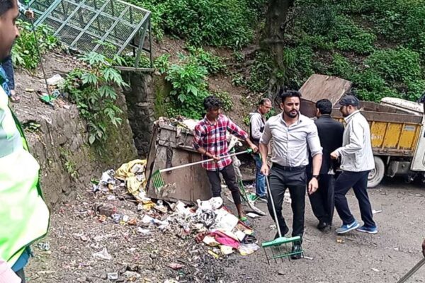 Nainital: स्वच्छ और सुंदर नैनीताल के लिए विशेष सफाई अभियान शुरू, एसडीएम खुद उतरे मैदान में