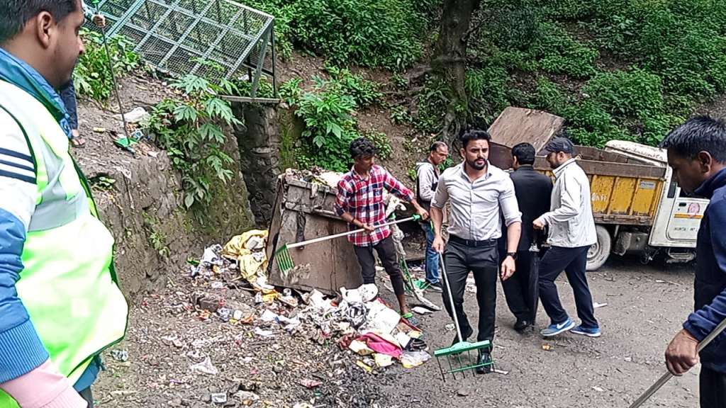 Nainital: स्वच्छ और सुंदर नैनीताल के लिए विशेष सफाई अभियान शुरू, एसडीएम खुद उतरे मैदान में