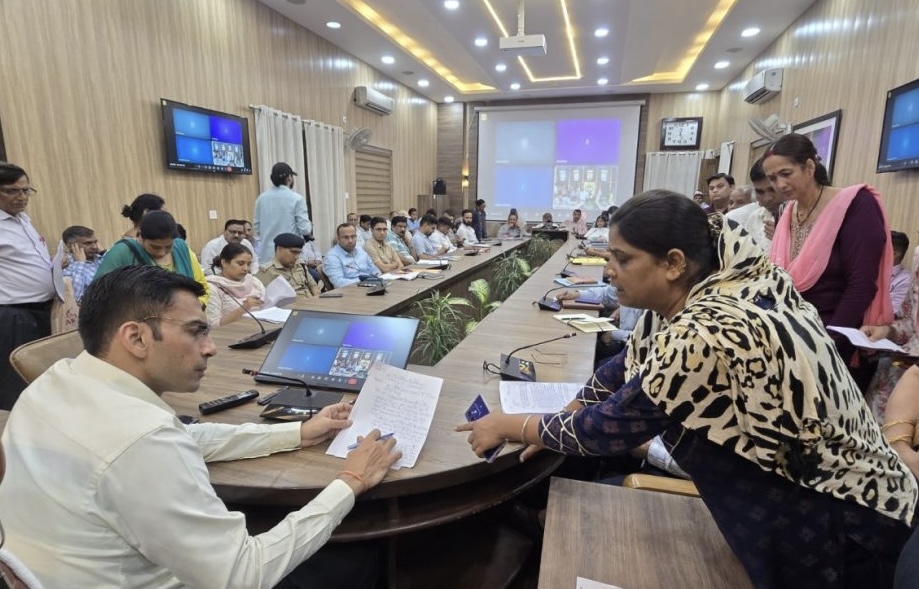 Dehradun: जनता दर्शन में विधवा की गुहार पर डीएम सविन बंसल सख्त, पांच दिन में नियुक्ति प्रक्रिया पूरी कराई