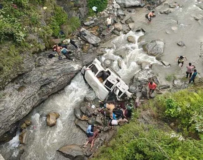 Pithoragarh: पिथौरागढ़ में दर्दनाक हादसा, मुवानी-बोकटा मार्ग पर जीप खाई में गिरी, दो बच्चों समेत आठ की मौत