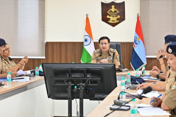 Dehradun: डीजीपी दीपक सेठ ने की पंचायत चुनाव की समीक्षा, 15 करोड़ की अवैध सामग्री जब्त