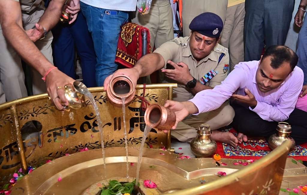 Haridwar: श्रावण शिवरात्रि पर डीएम और एसएसपी ने किया दक्षिणेश्वर महादेव में रुद्राभिषेक, प्रदेशवासियों के कल्याण की कामना