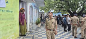 Nainital: नैनीताल में पंचायत चुनाव को लेकर सुरक्षा चाक-चौबंद, SSP प्रहलाद मीणा ने दूरस्थ बूथों का किया निरीक्षण