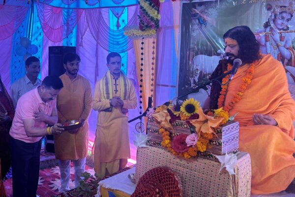 Ranikhet: भागवत कथा में धूमधाम से मनाया गया श्रीकृष्ण जन्मोत्सव, कांग्रेस प्रदेश अध्यक्ष करन माहरा ने की पूजा अर्चना