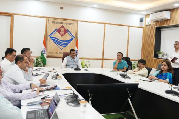 Dehradun: मुख्य सचिव आनंद बर्द्धन ने लिया जिला अस्पतालों का फीडबैक, रेफरल सिस्टम पर जताई सख्त नाराजगी