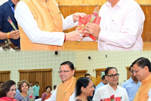 Dehradun: मुख्यमंत्री धामी ने डॉक्टर्स डे पर चिकित्सकों को किया सम्मानित, सराहा योगदान