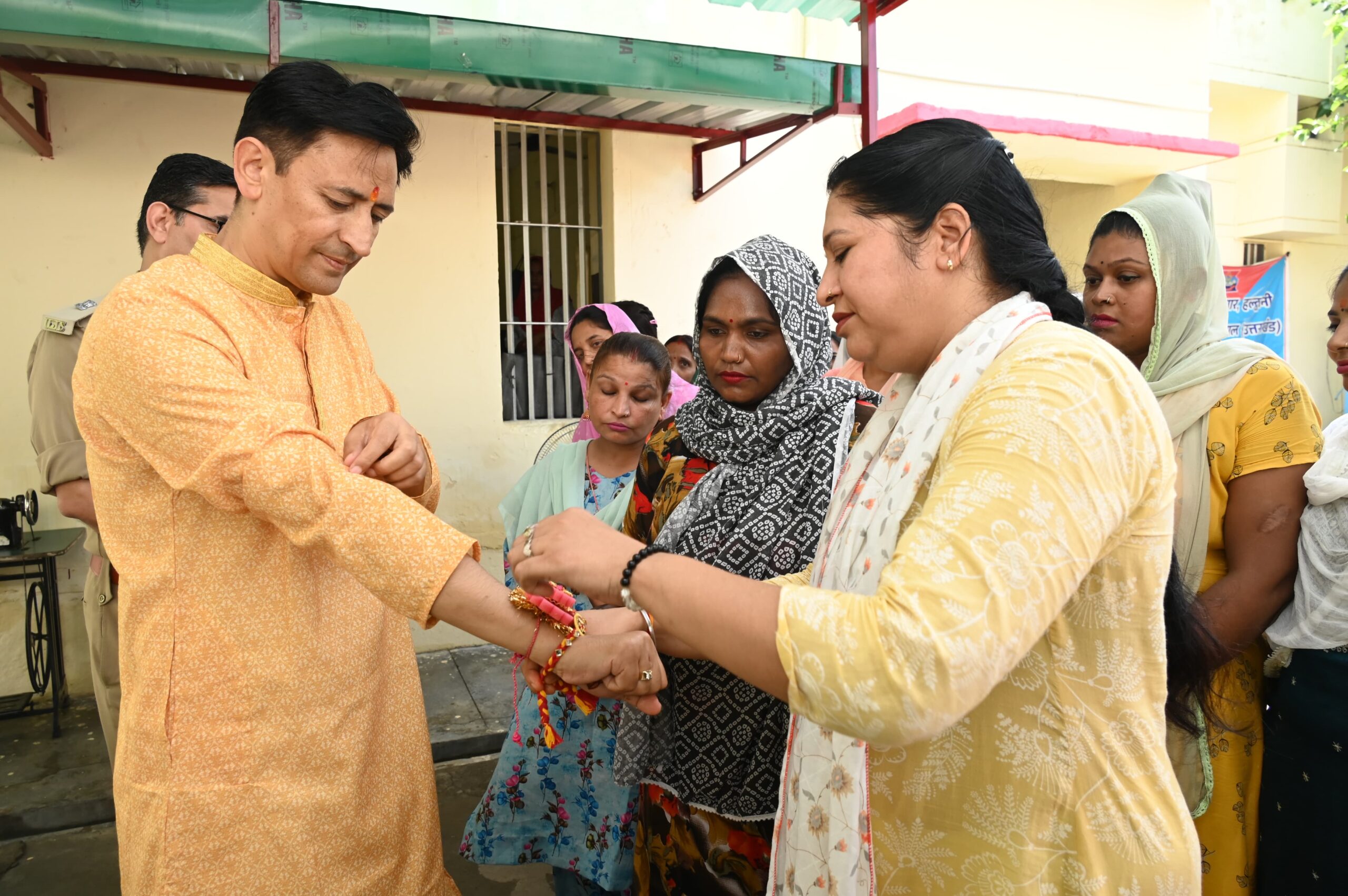 Haldwani: रक्षाबंधन पर कुमाऊं कमिश्नर दीपक रावत का भावुक पहल, हल्द्वानी जेल में महिला बंदियों संग मनाया पर्व