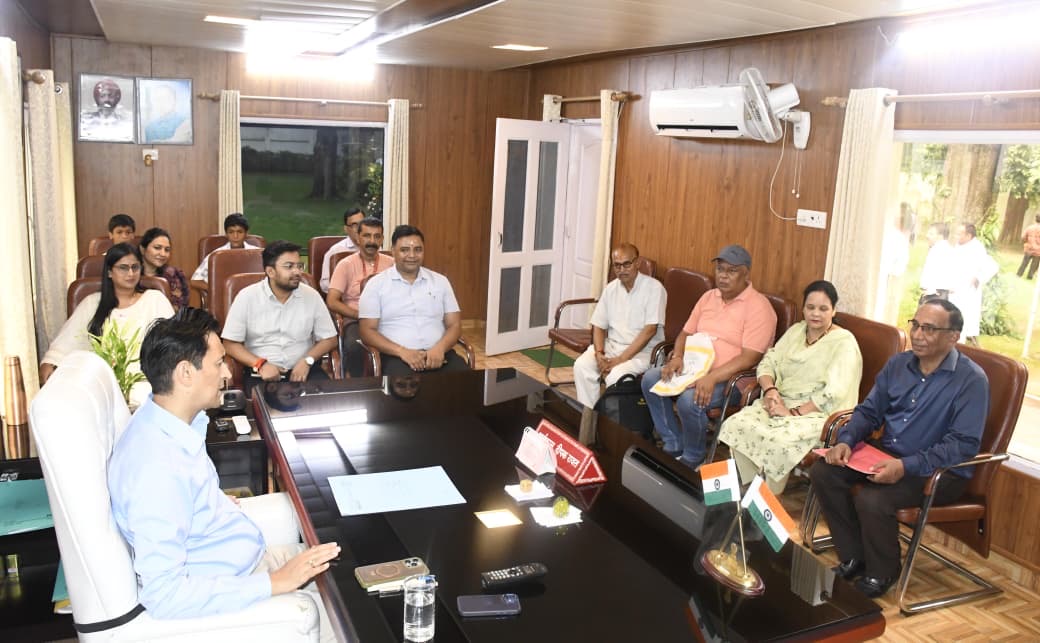 Haldwani: ई-रिक्शा डीलरों पर सख्त जांच, बिना डीएल चलने वाले ई-रिक्शा होंगे सीज, भूमि विवाद में लागू होगा लैंडफ्रॉड एक्ट: आयुक्त दीपक रावत