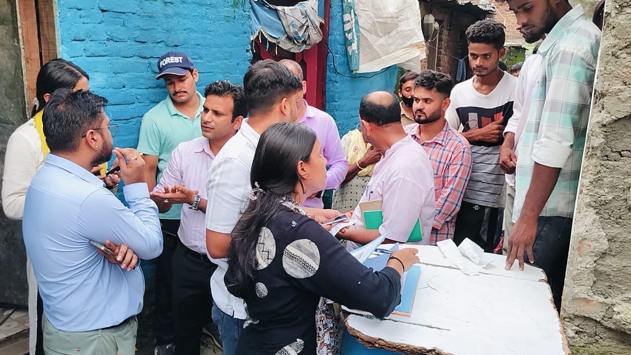 Haldwani: रेलवे भूमि पर अवैध कब्जों के खिलाफ प्रशासन की बड़ी कार्रवाई, धार्मिक ढांचे भी चिन्हित