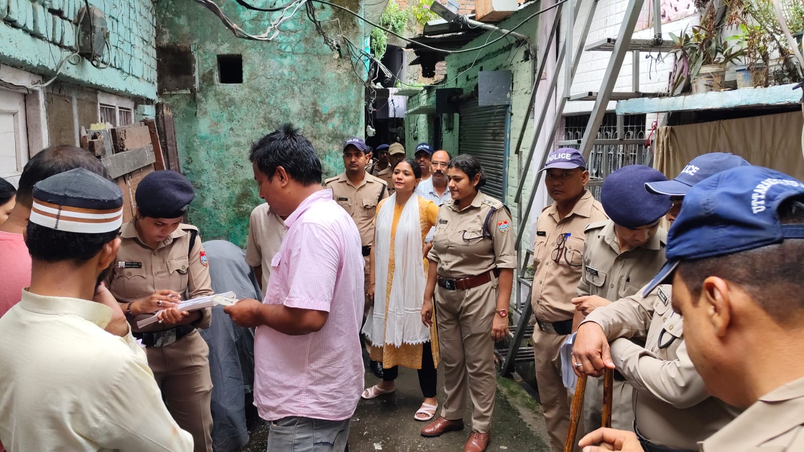 Haldwani: बनभूलपुरा में 1100 लोगों का सत्यापन, अनियमितता पर 33 के खिलाफ कार्यवाही, 21,750 रुपये जुर्माना वसूला