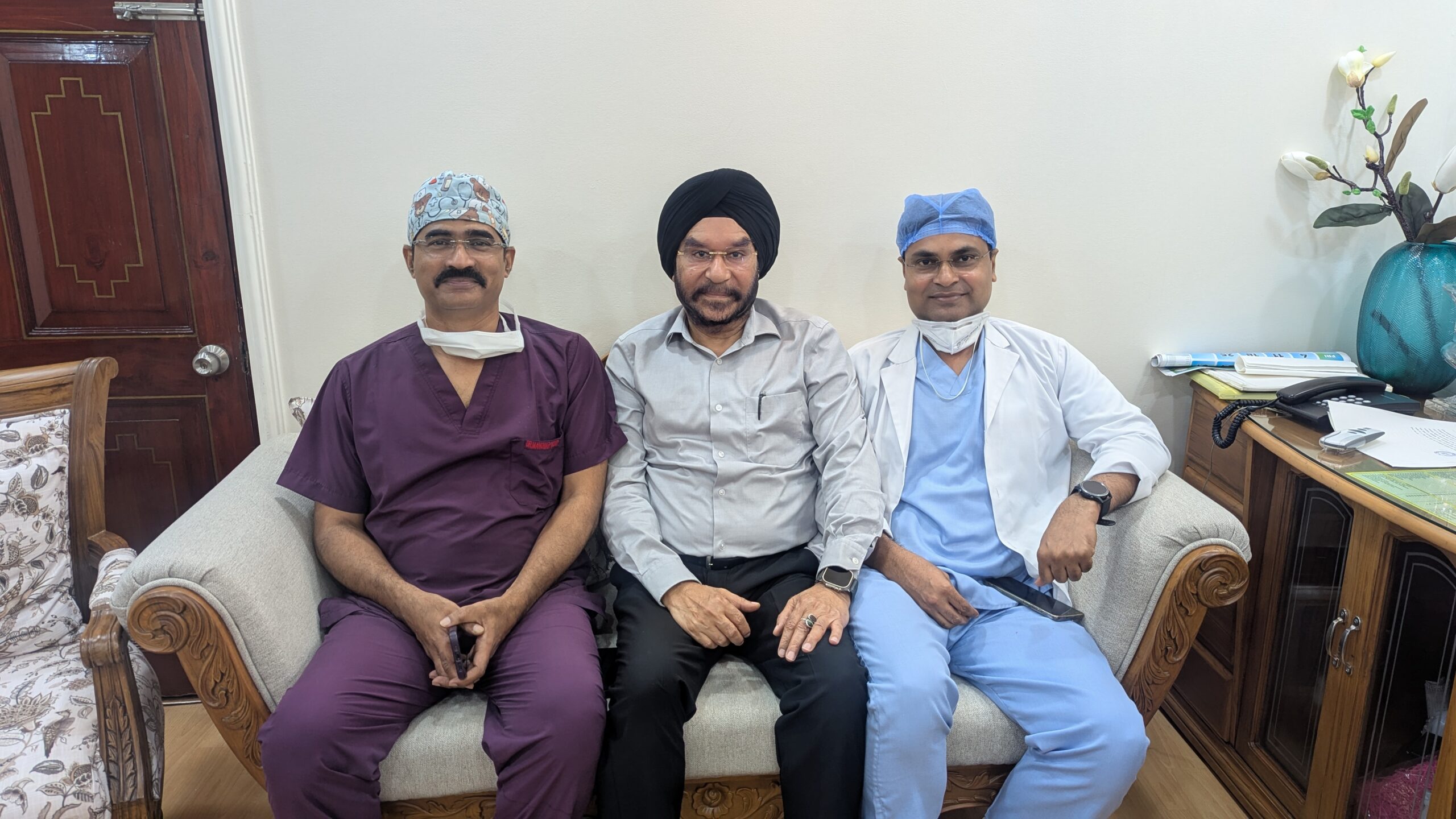 Haldwani: हल्द्वानी के कृष्णा अस्पताल में गंभीर हाथ की चोट का सफल माइक्रोसर्जरी से इलाज, कटने से बचीं उंगलियां