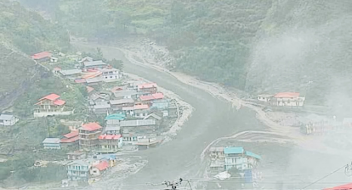 Uttarkashi: उत्तरकाशी की खीरगंगा में बादल फटने से भारी तबाही, कई होटल और बाजार तबाह, राहत कार्य जारी