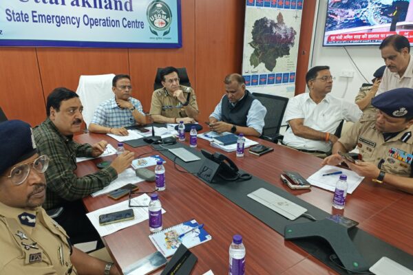 Uttarkashi: उत्तरकाशी आपदा में धराली में 25 फीट मलबा, रेस्क्यू में मौसम बाधा, 3 IAS अफसर तैनात