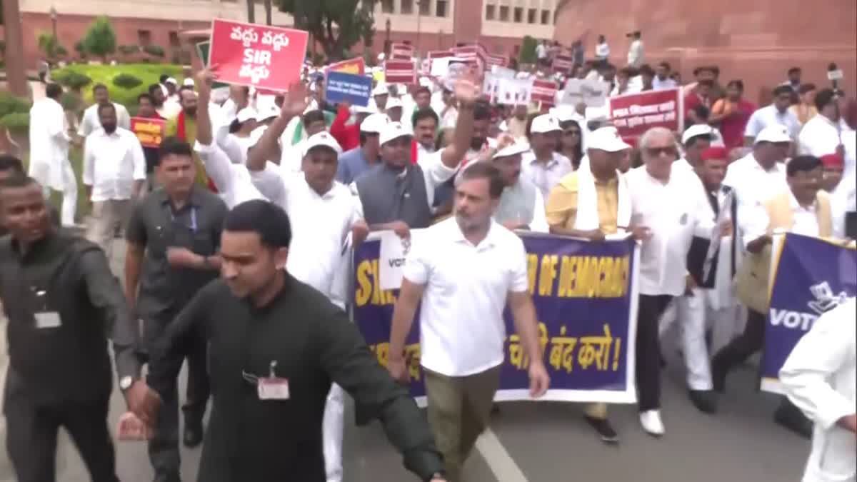 New Delhi: चुनाव आयोग तक विपक्षी सांसदों का विरोध मार्च, दिल्ली पुलिस ने संसद मार्ग पर रोका