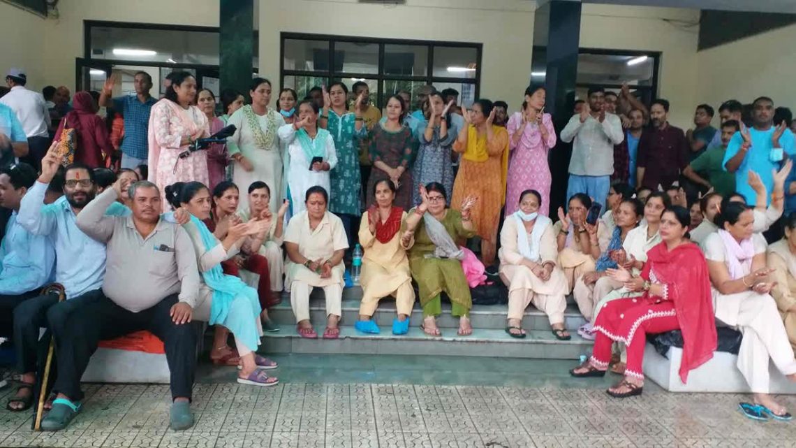 Haldwani: सुशीला तिवारी अस्पताल में UPNL कर्मचारियों की वेतन न मिलने पर हड़ताल, 20 अगस्त से अनिश्चितकालीन आंदोलन की चेतावनी