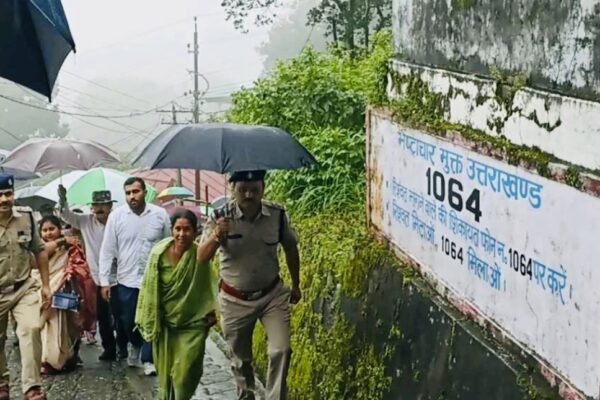 Nainital: हाईकोर्ट के आदेश पर 10 जिला पंचायत सदस्य पुलिस सुरक्षा में मतदान हेतु रवाना