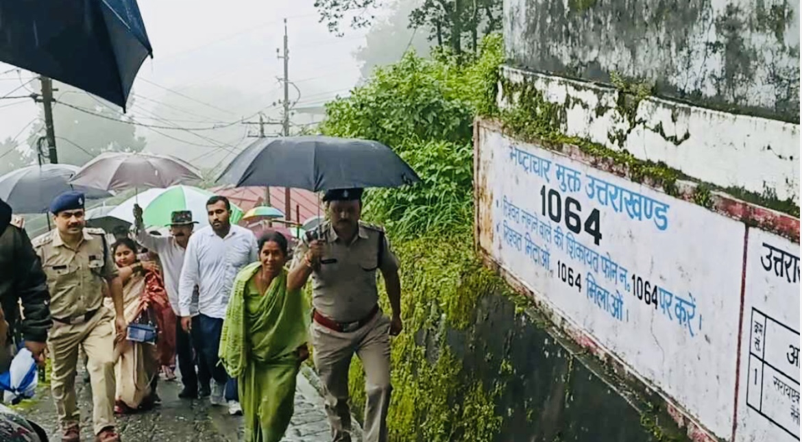 Nainital: हाईकोर्ट के आदेश पर 10 जिला पंचायत सदस्य पुलिस सुरक्षा में मतदान हेतु रवाना