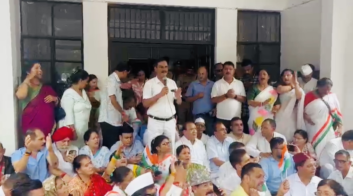 Haldwani: अध्यक्ष चुनाव में अपहृत कांग्रेस सदस्यों की अब तक नहीं हुई सकुशल वापसी, SSP कार्यालय का घेराव