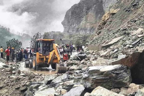 Chamoli: चमोली में बदरीनाथ हाईवे मलबे से बाधित, 500 यात्री फंसे, उत्तरकाशी में हर्षिल झील से बनी चुनौती