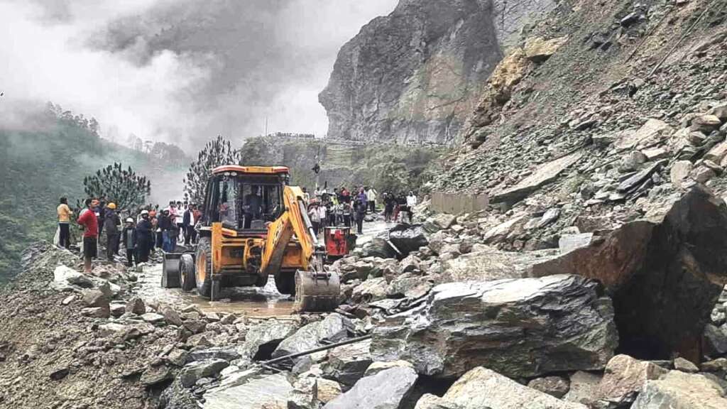 Chamoli: चमोली में बदरीनाथ हाईवे मलबे से बाधित, 500 यात्री फंसे, उत्तरकाशी में हर्षिल झील से बनी चुनौती