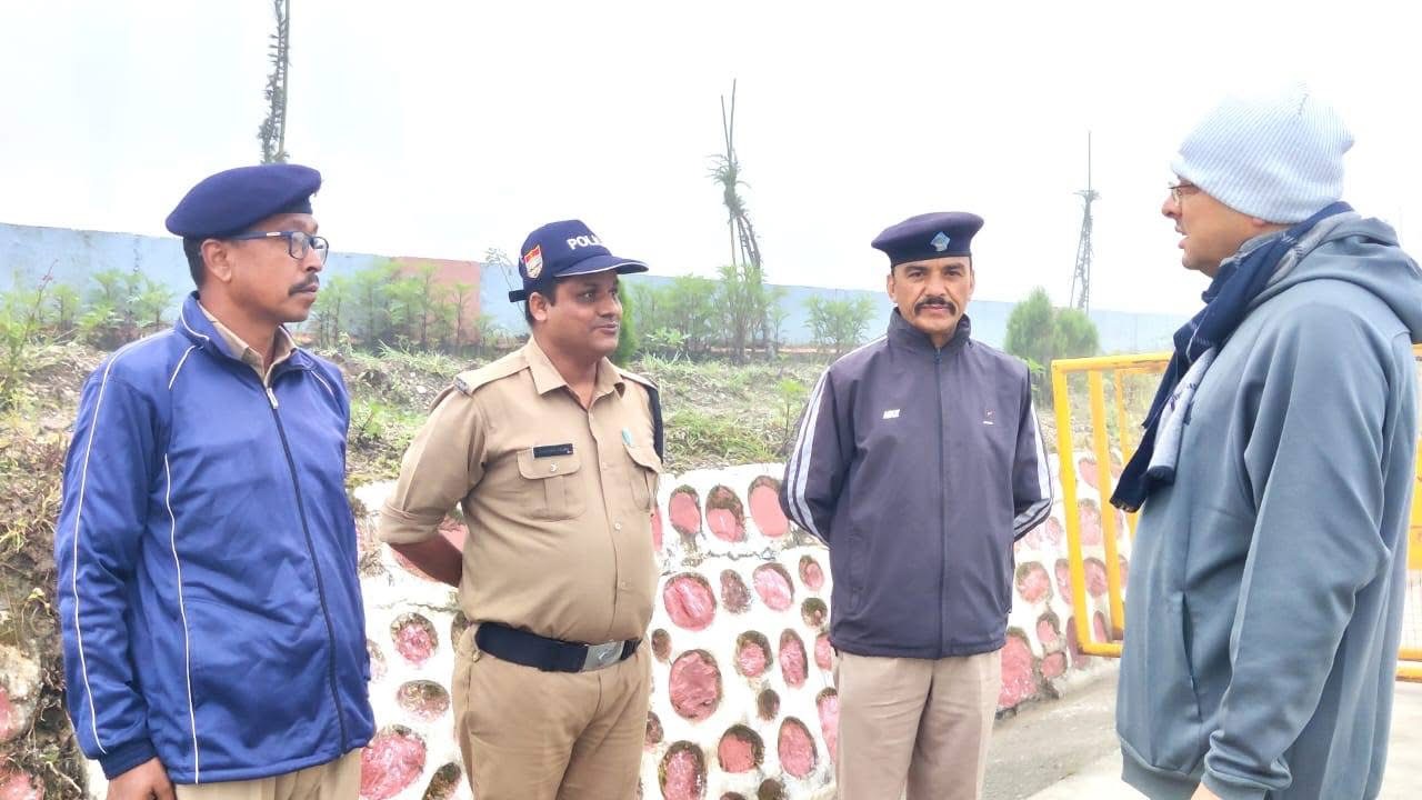 Uttarakhand: भराड़ीसैंण में प्रातः भ्रमण पर निकले सीएम धामी, सुरक्षाकर्मियों से की मुलाक़ात