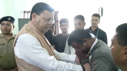Chamoli: चमोली आपदा प्रभावितों से मिले सीएम धामी, राहत शिविर का दौरा कर दिलाया हरसंभव मदद का भरोसा
