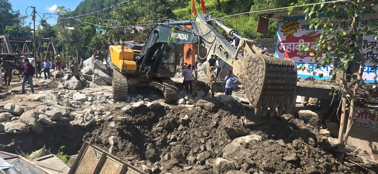 Uttarakhand: थराली आपदा के तीसरे दिन भी राहत अभियान जारी, बेघर परिवारों की व्यथा शिविरों में छलकी